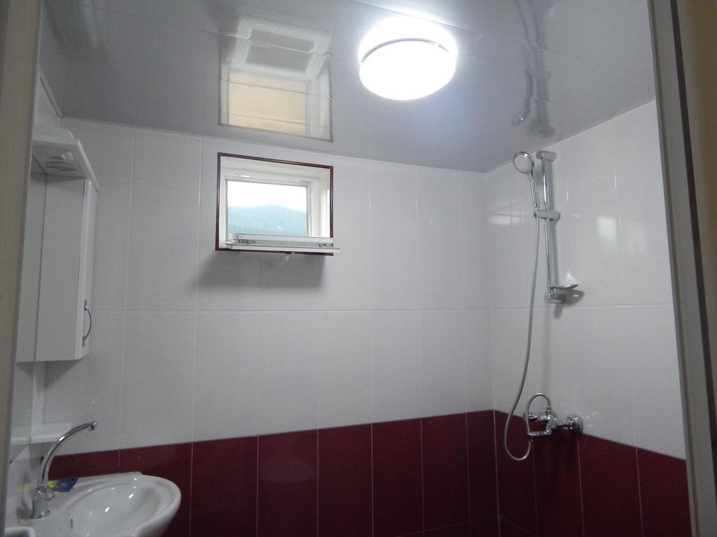 Valodia Guest House In Местия Екстериор снимка