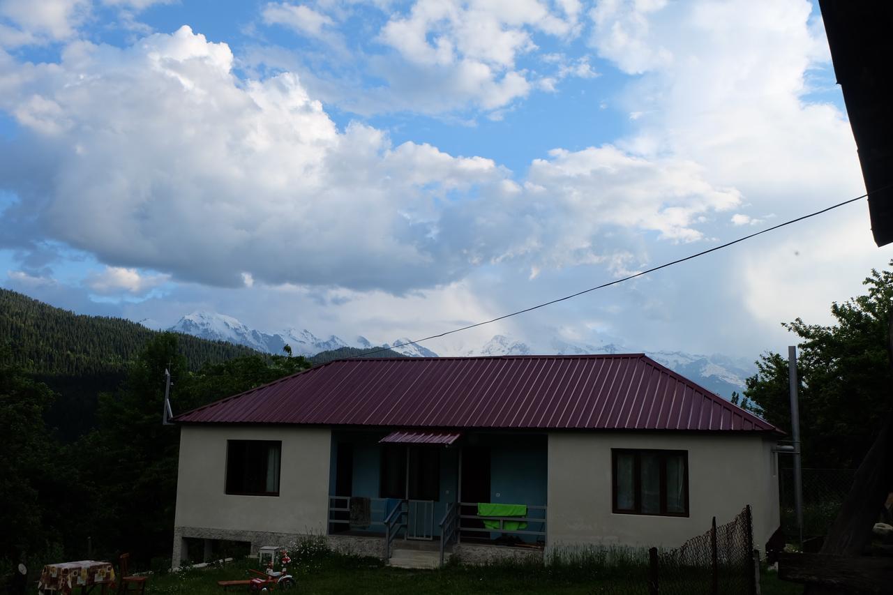 Valodia Guest House In Местия Екстериор снимка