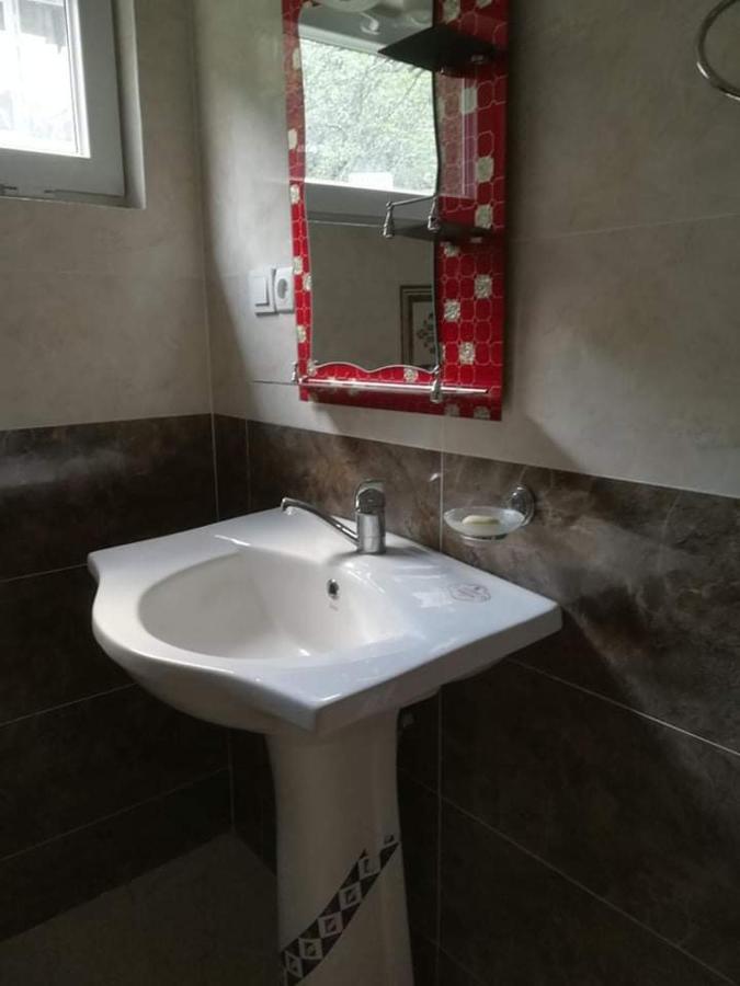 Valodia Guest House In Местия Екстериор снимка
